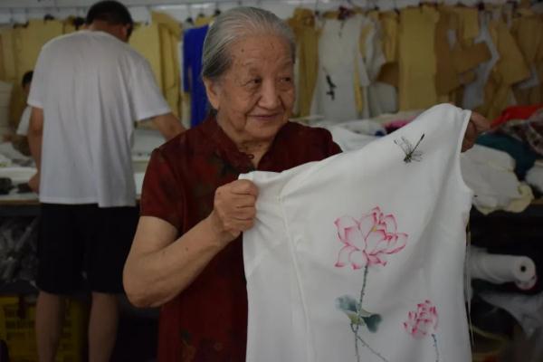 踏足是什么意思，踏足者什么意思（河北86岁“旗袍奶奶”走红）