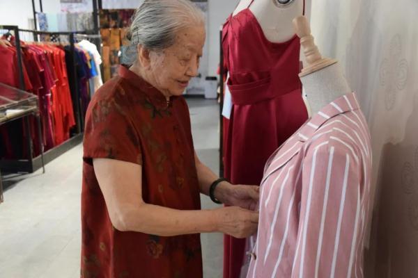 踏足是什么意思，踏足者什么意思（河北86岁“旗袍奶奶”走红）