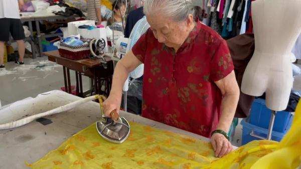 踏足是什么意思，踏足者什么意思（河北86岁“旗袍奶奶”走红）