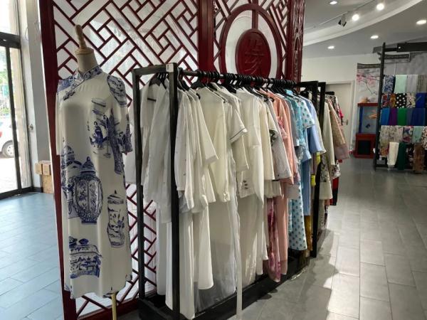 踏足是什么意思，踏足者什么意思（河北86岁“旗袍奶奶”走红）