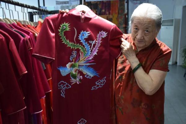 踏足是什么意思，踏足者什么意思（河北86岁“旗袍奶奶”走红）