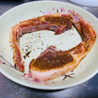 羊排怎么做最好吃，羊排怎么吃（最适合在家吃的香煎羊排）