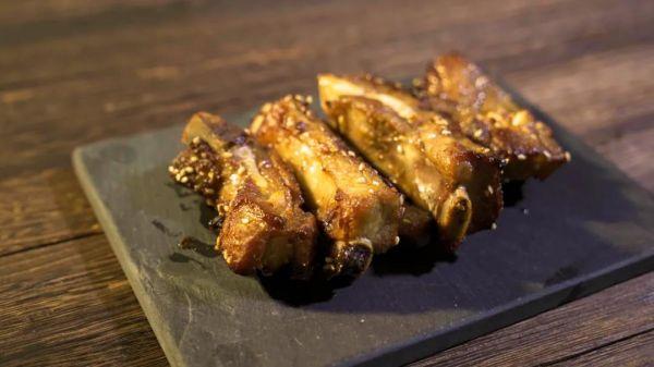 烤箱烤排骨的简单做法，烤箱烤排骨的简单做法不用锡纸（巨好吃的懒人版烤排骨）