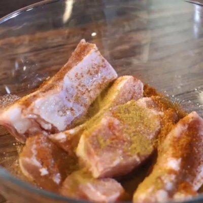 烤箱烤排骨的简单做法，烤箱烤排骨的简单做法不用锡纸（巨好吃的懒人版烤排骨）