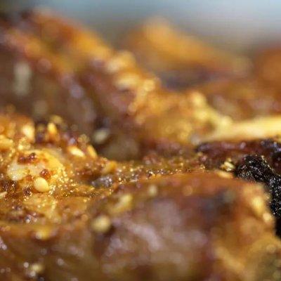 烤箱烤排骨的简单做法，烤箱烤排骨的简单做法不用锡纸（巨好吃的懒人版烤排骨）