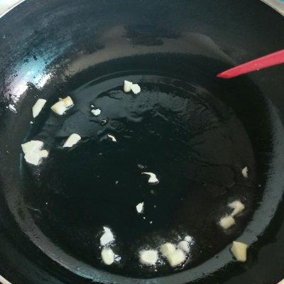 蒜苔炒腊肠的做法，怎样做蒜苔炒腊肠（家常菜谁都会做的蒜苔炒腊肠）