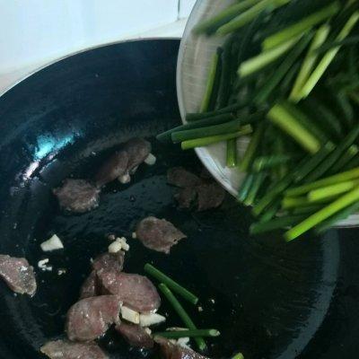 蒜苔炒腊肠的做法，怎样做蒜苔炒腊肠（家常菜谁都会做的蒜苔炒腊肠）