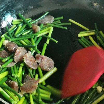 蒜苔炒腊肠的做法，怎样做蒜苔炒腊肠（家常菜谁都会做的蒜苔炒腊肠）