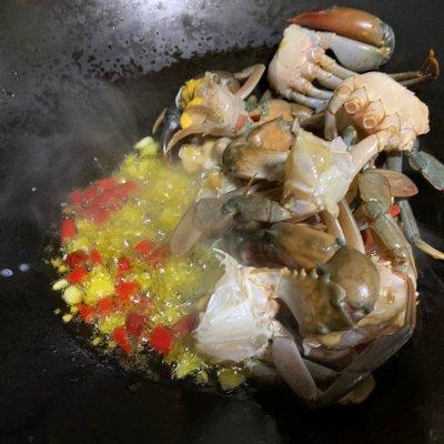香辣爆炒大闸蟹的做法，油焖大闸蟹怎么做（爆炒辣螃蟹️️️这样做也太好吃了吧）