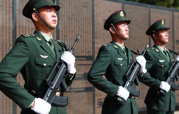 那个突然手握刺刀尖的礼兵,原来是他