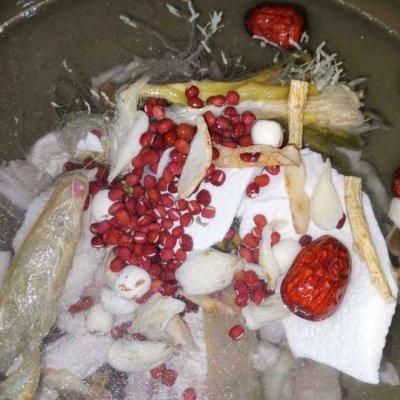 花胶和什么煲汤最适合，花胶炖什么最好和滋补（有了这些花胶排骨汤，实力下酒）