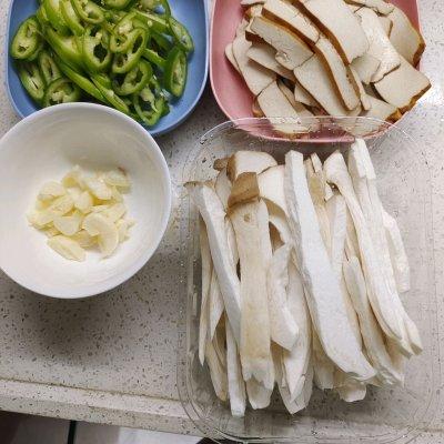 杏鲍菇炒多久会熟，必光盘的快手菜-辣椒炒杏鲍菇和香干