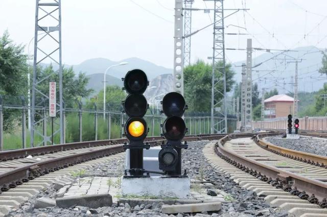 铁路信号灯，你会看这样的信号灯吗（铁路信号灯黄灯）