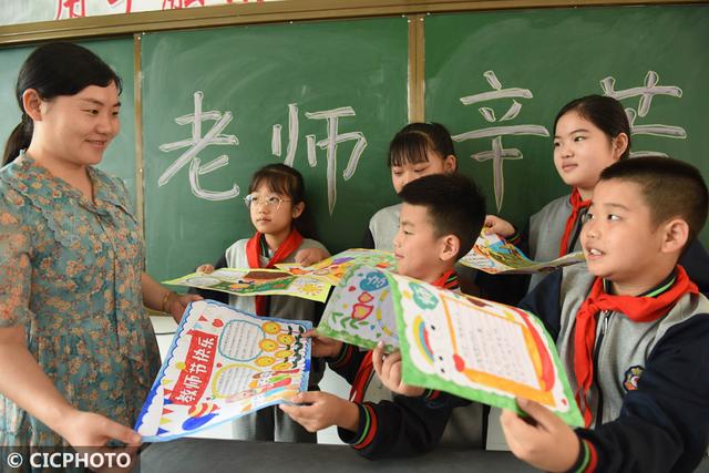 最美的敬师卡怎么做，敬师卡是什么（老师，怎么“奖”您都不为过）