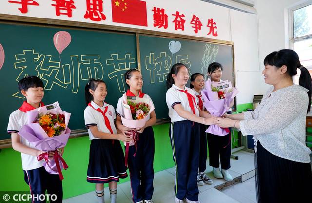 最美的敬师卡怎么做，敬师卡是什么（老师，怎么“奖”您都不为过）