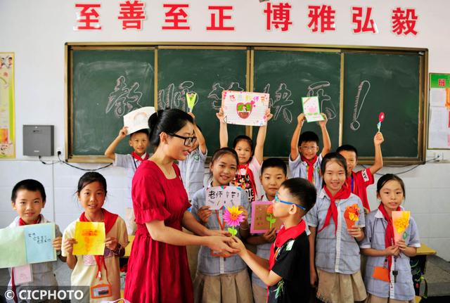 最美的敬师卡怎么做，敬师卡是什么（老师，怎么“奖”您都不为过）