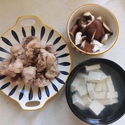 鸡肉炖什么好吃，炖鸡放什么料好吃（这样的豆腐香菇炖鸡块）