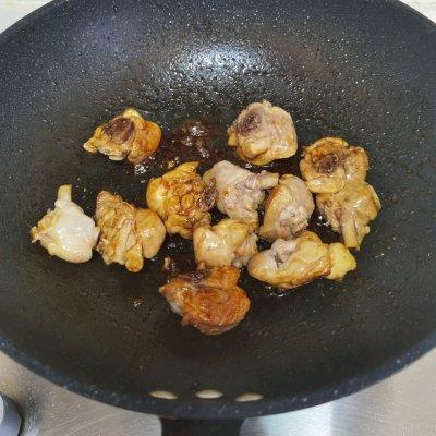 鸡肉炖什么好吃，炖鸡放什么料好吃（这样的豆腐香菇炖鸡块）