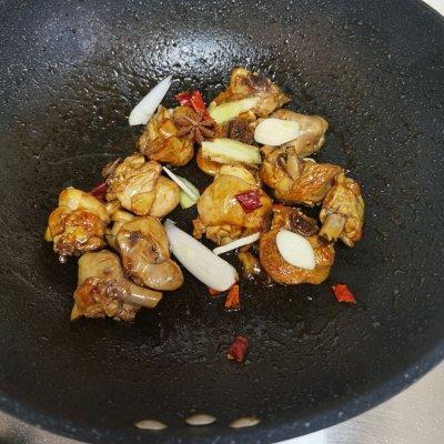 鸡肉炖什么好吃，炖鸡放什么料好吃（这样的豆腐香菇炖鸡块）