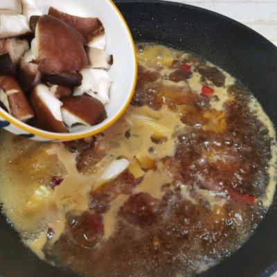 鸡肉炖什么好吃，炖鸡放什么料好吃（这样的豆腐香菇炖鸡块）