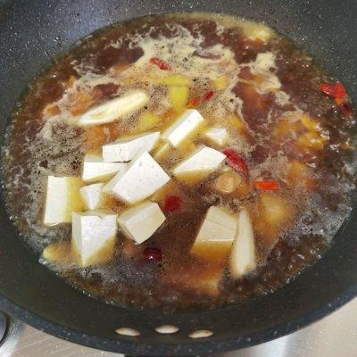 鸡肉炖什么好吃，炖鸡放什么料好吃（这样的豆腐香菇炖鸡块）