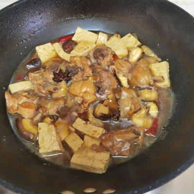 鸡肉炖什么好吃，炖鸡放什么料好吃（这样的豆腐香菇炖鸡块）