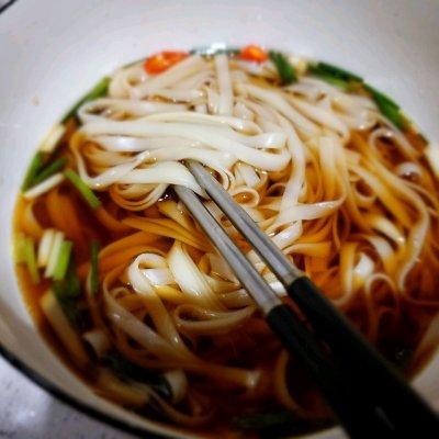 煮面条的做法，面条的制作方法以及配方（这样煮面条比店里好吃十倍）