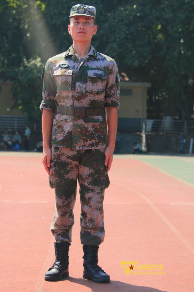 稍息:在立正的基础上,左脚沿脚尖向外伸出整个脚的三分之二左右,双腿