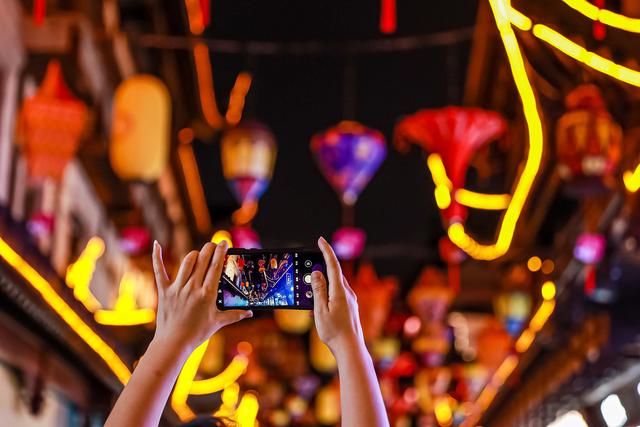 上海孔明灯，上海孔明灯可以随便放吗（豫园商城上演合家欢盛宴）