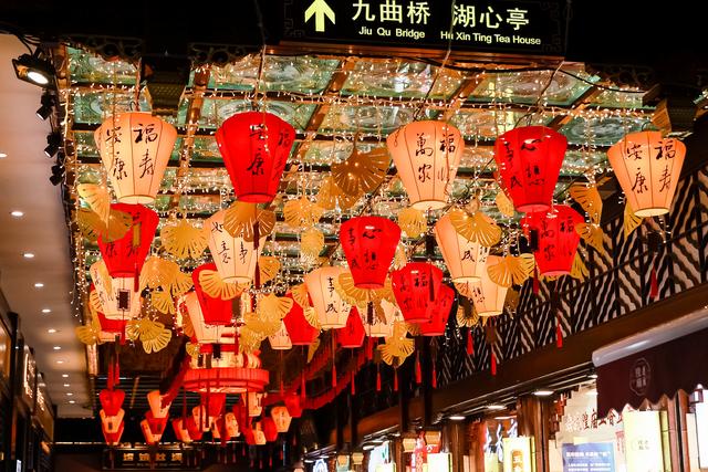 上海孔明灯，上海孔明灯可以随便放吗（豫园商城上演合家欢盛宴）