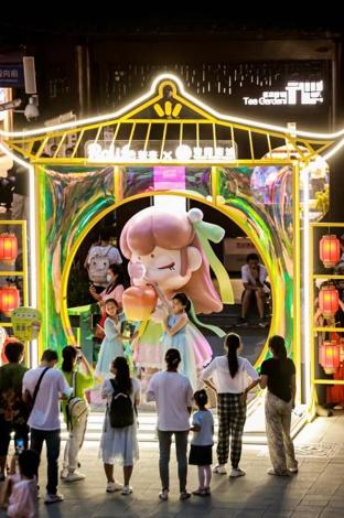 上海孔明灯，上海孔明灯可以随便放吗（豫园商城上演合家欢盛宴）