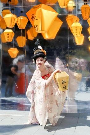 上海孔明灯，上海孔明灯可以随便放吗（豫园商城上演合家欢盛宴）