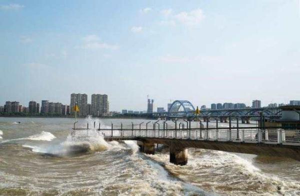 钱塘江观潮时间是什么时候，钱塘江最佳观潮的时间和地点（这些地方观潮最佳）