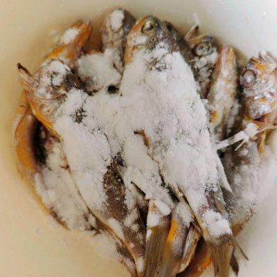 油炸小黄鱼的家常做法，油炸小黄鱼的家常做法大全（沉鱼落宴#香酥小黄鱼）