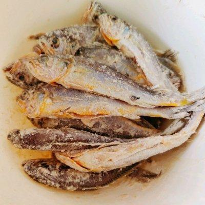 油炸小黄鱼的家常做法，油炸小黄鱼的家常做法大全（沉鱼落宴#香酥小黄鱼）