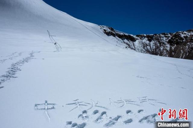 廓琼岗日冰川海拔，廓琼岗日冰川5700米（西藏廓琼岗日冰川风光壮美）