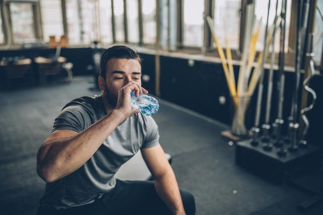 椰子水是淡黄透明的是不是坏了，椰子汁发黄是坏了吗（矿泉水+功能饮料）