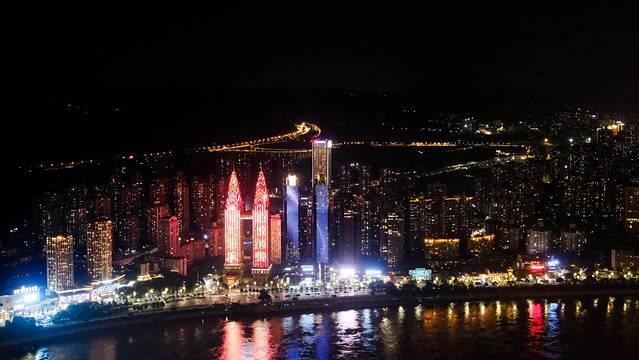 重庆山城雾都夜景文案，雾都重庆，半城烟火半城山