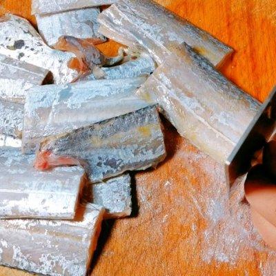 红烧带鱼的家常做法简单，如何清蒸带鱼好吃（好吃巨下饭～时令美味带鱼最佳吃法之红烧带鱼）