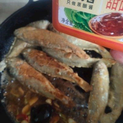 炖小黄花鱼的做法是什么，炖小黄花鱼的做法窍门（这道家喻户晓的红烧小黄花鱼是怎么做的呢）