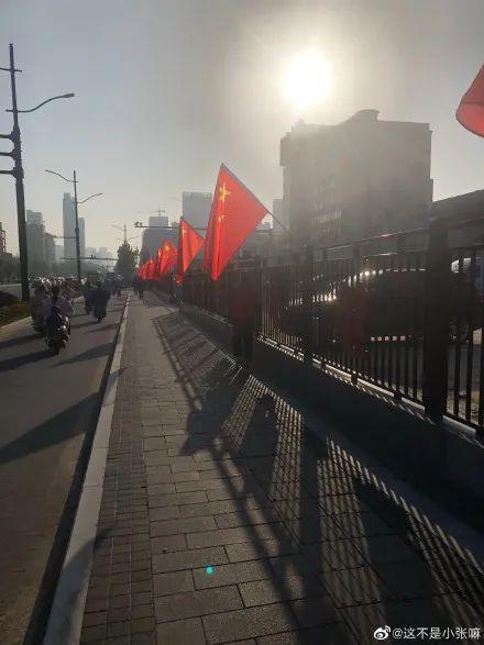 国庆国旗如何挂，今年国庆怎么不挂国旗（喜迎国庆，国旗应该这样挂）