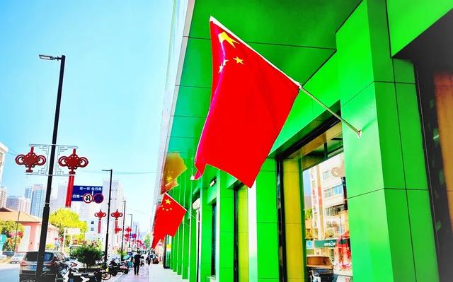 国庆国旗如何挂，今年国庆怎么不挂国旗（喜迎国庆，国旗应该这样挂）