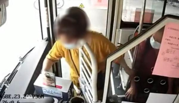 广州公交车怎么扫码支付，广州公交怎么微信扫码乘车（“手机支付”成“支付手机”）