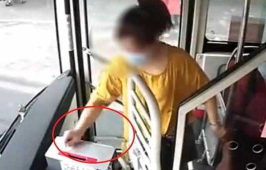 广州公交车怎么扫码支付，广州公交怎么微信扫码乘车（“手机支付”成“支付手机”）