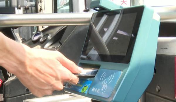 广州公交车怎么扫码支付，广州公交怎么微信扫码乘车（“手机支付”成“支付手机”）