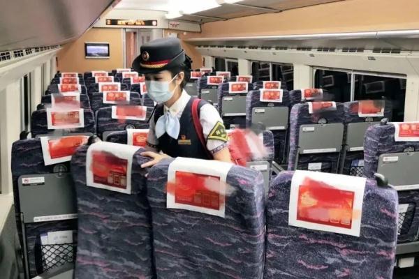 高铁怎么找车厢和座位，高铁怎么看车厢号（不能随意踩的踏板、隐藏的充电口、能叫外卖……高铁的“秘密”藏不住了）