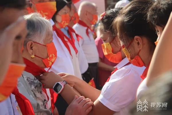 这一幕超燃！少先队员为“光荣在党50年”老党员系上红领巾