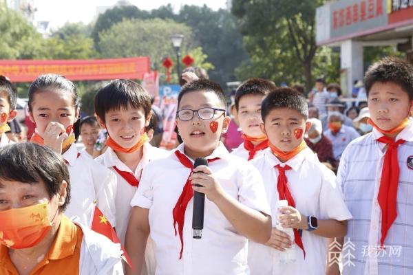 这一幕超燃！少先队员为“光荣在党50年”老党员系上红领巾