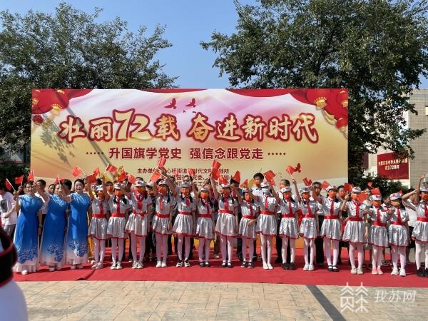 这一幕超燃！少先队员为“光荣在党50年”老党员系上红领巾