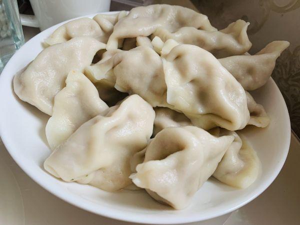 胡萝卜猪肉饺子，芹菜胡萝卜猪肉水饺的家常做法（最靠谱最好吃最详细的胡萝卜鲜肉馅饺子做法）